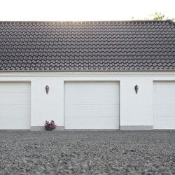 Hvid garage med tre hvide garageporte