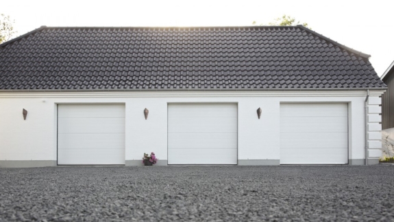 Hvid garage med tre hvide garageporte