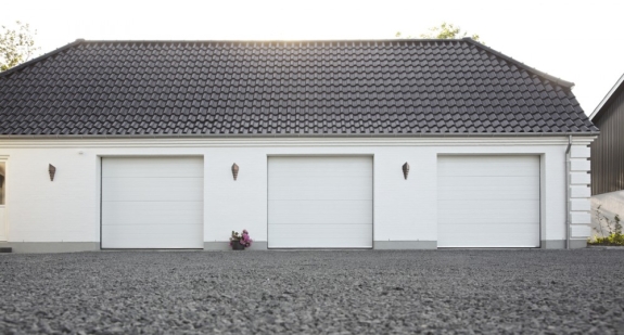 Hvid garage med tre hvide garageporte